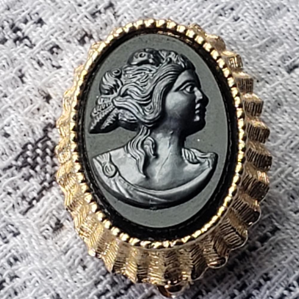 Sarah Coventry black & gold cameo brooch pin